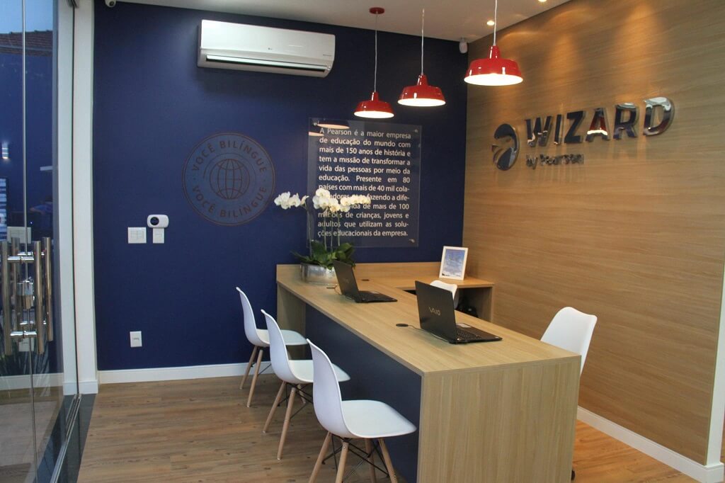 Notícia CNN Brasil: Wizard Idiomas vai bancar mensalidades de alunos que forem demitidos na crise