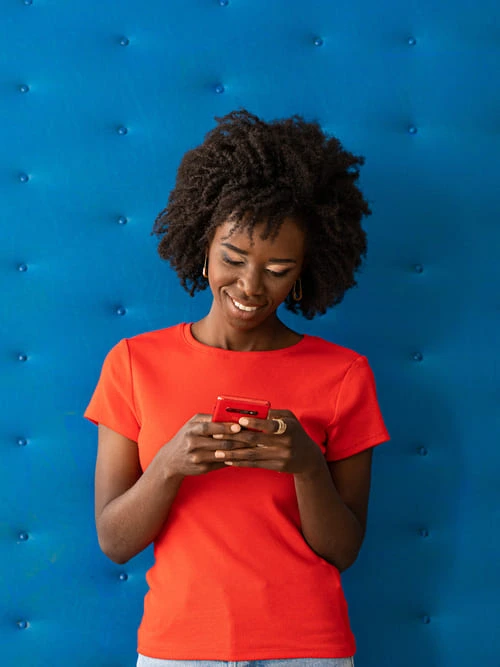 mulher estudando em uma biblioteca wizard on